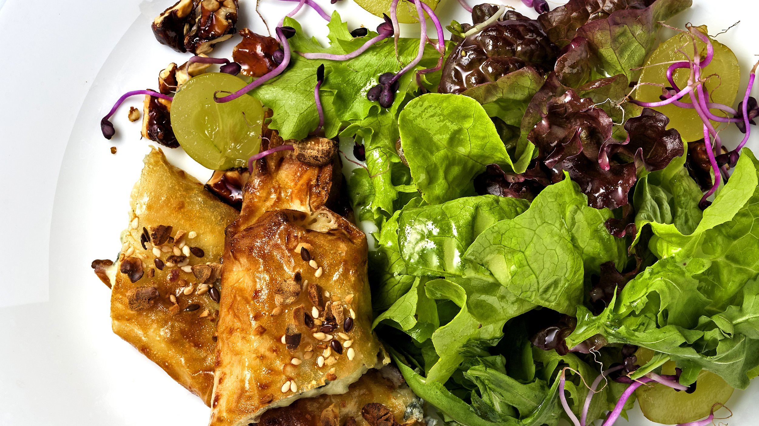 Főétel_Fourme d'Ambert (Francia keksajt)_Réteslapban_Mézzel_Karamellizált_Dio_és_Szőlő_01_Layeres.jpg