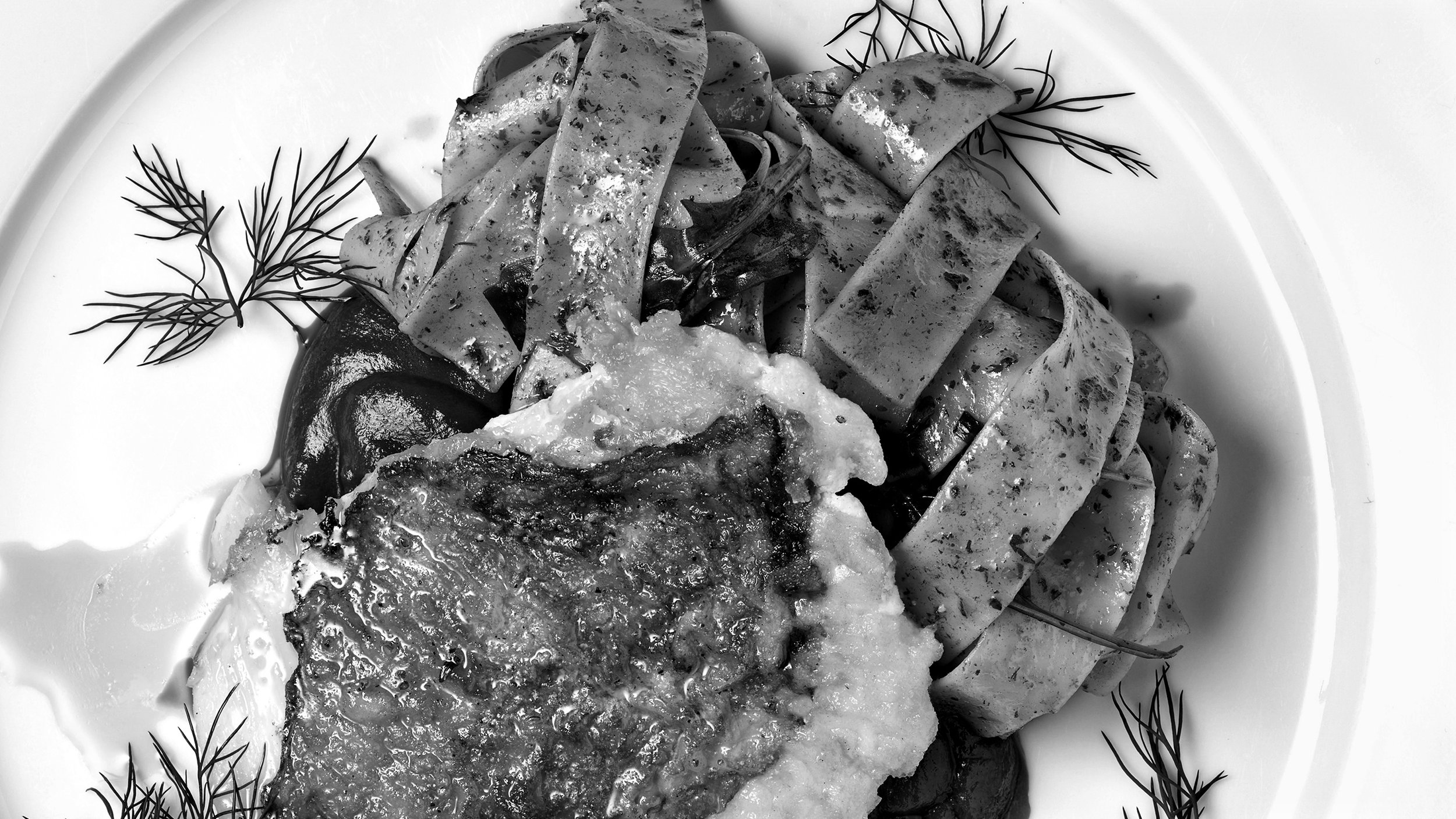 Catering_Food_13_Főétel_Grillezett_Szentpéterhal_Céklapüré_Rukkolás_Papardelle_Citromos_Barnavaj_2560x1440_BW.jpg